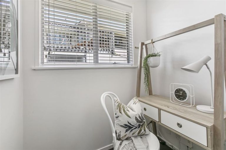 Photo of property in 52 Ravenwood Drive, Forrest Hill, Auckland, 0620