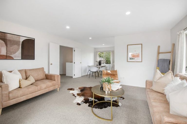 Photo of property in 12 Mandeville Place, Unsworth Heights, Auckland, 0632
