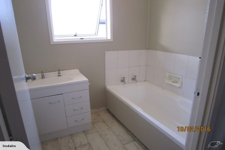 Photo of property in 42 Redwood Drive, Massey, Auckland, 0614