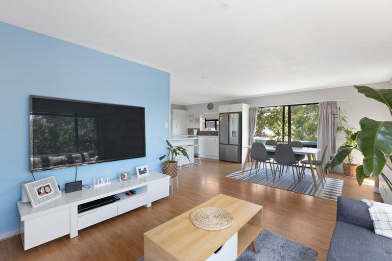 Photo of property in 21 Red Beach Road, Red Beach, 0932