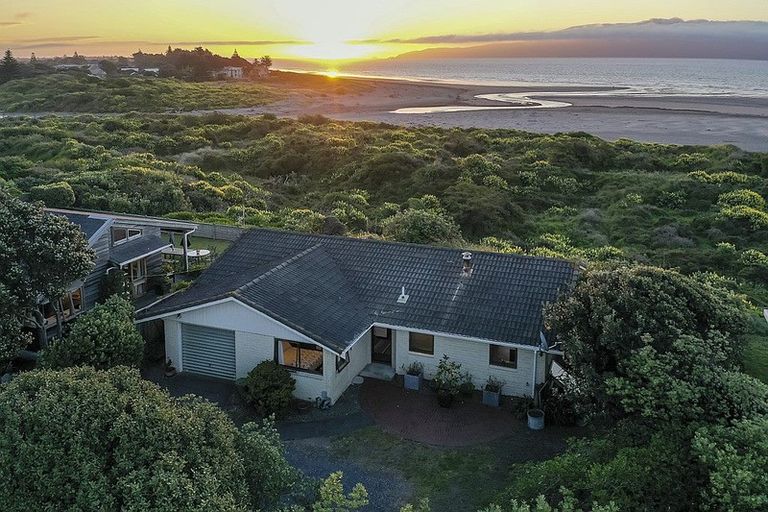 Photo of property in 43 Field Way, Waikanae Beach, Waikanae, 5036