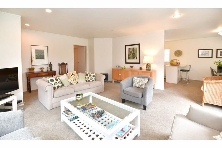 Photo of property in 8 Chalmers Close, Orewa, 0931