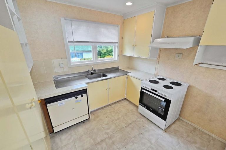 Photo of property in 16 Cypress Drive, Maungaraki, Lower Hutt, 5010