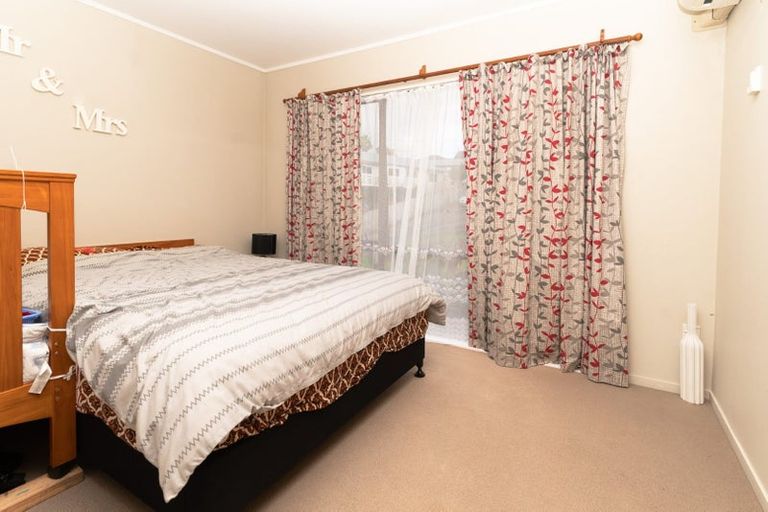 Photo of property in 13 Kearney Place, Massey, Auckland, 0614