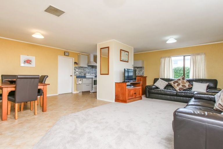 Photo of property in 1/32 Neil Avenue, Te Atatu Peninsula, Auckland, 0610