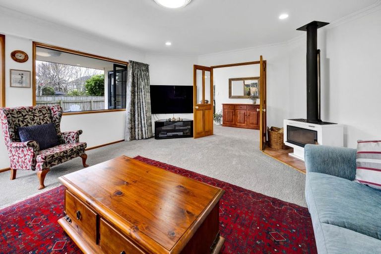 Photo of property in 10 Taylor Place, Merrilands, New Plymouth, 4312