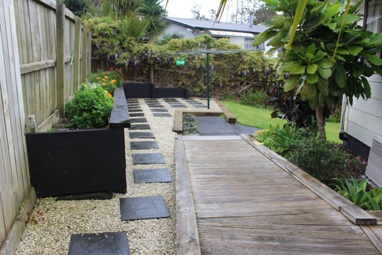 Photo of property in 1/8 Louise Place, West Harbour, Auckland, 0618