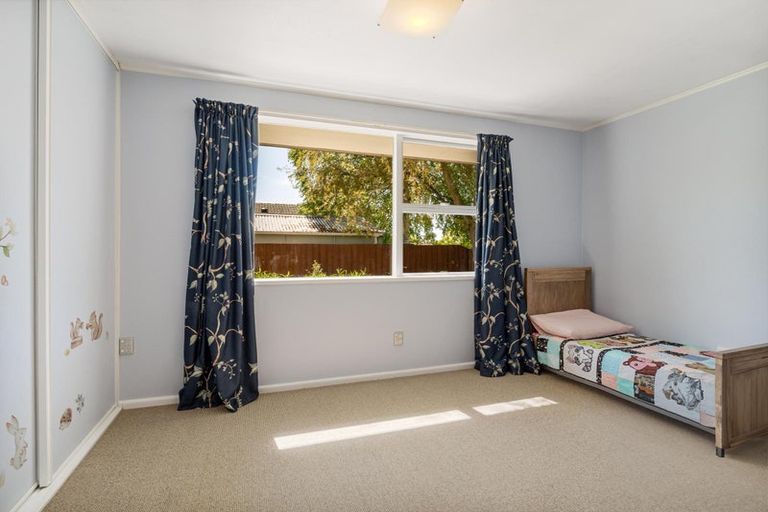 Photo of property in 12 Saunders Place, Redwood, Christchurch, 8051