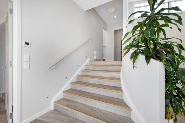 Photo of property in 27 Cromwell Point, Newlands, Wellington, 6037