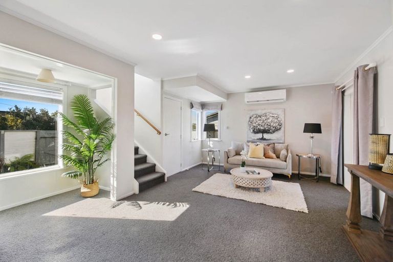 Photo of property in 19 Beach Road, Mellons Bay, Auckland, 2014