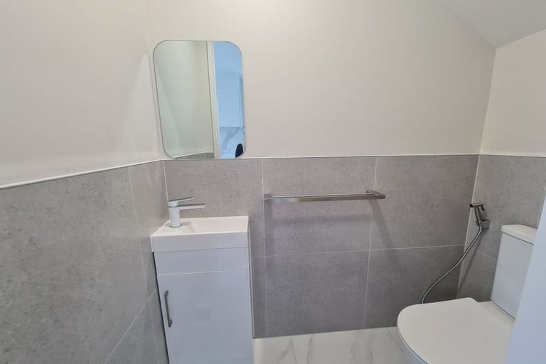 Photo of property in 2/532 Glenfield Road, Glenfield, Auckland, 0629