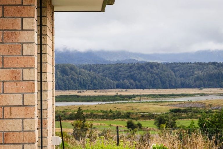 Photo of property in 8 Pukaki Avenue, Ngahere, 7872