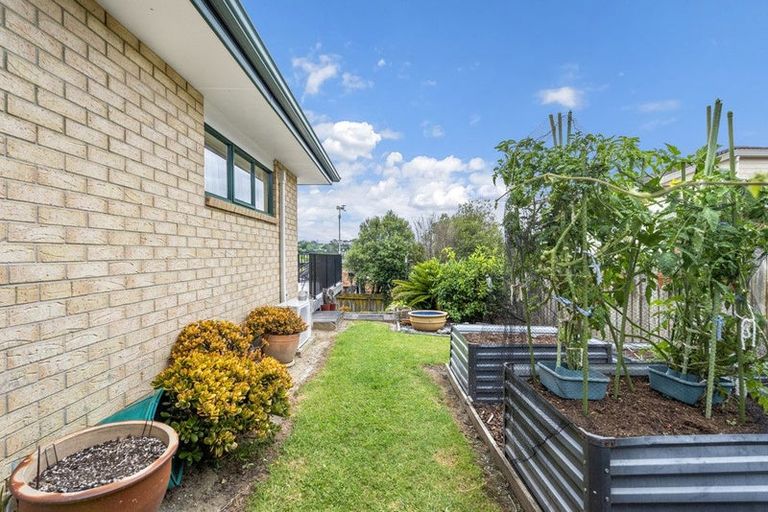 Photo of property in 27 Roy Maloney Drive, Henderson, Auckland, 0612