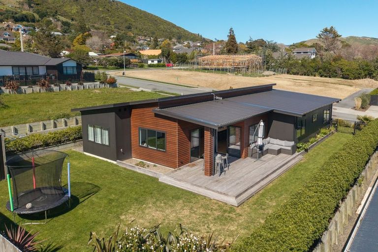 Photo of property in 10 Karearea Avenue, Waikanae, 5036