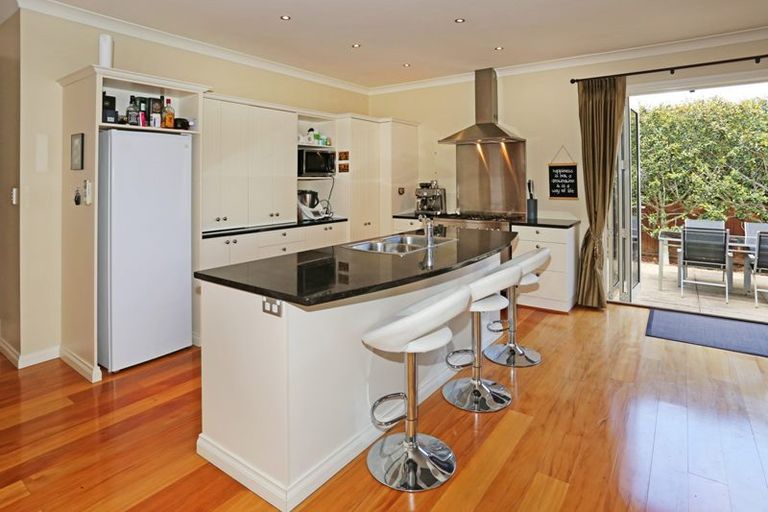 Photo of property in 2 Nita Place, The Gardens, Auckland, 2105