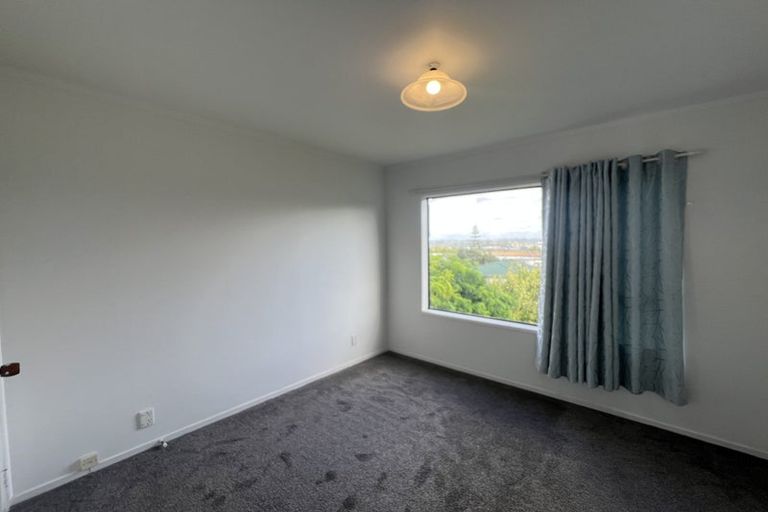 Photo of property in 1/260 Sunset Road, Windsor Park, Auckland, 0632
