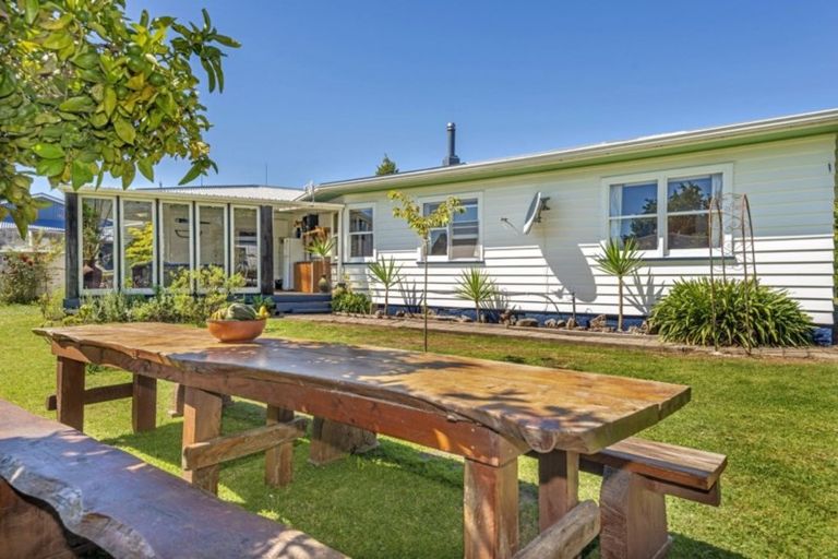 Photo of property in 15 Ioapa Road, Te Karaka, 4022