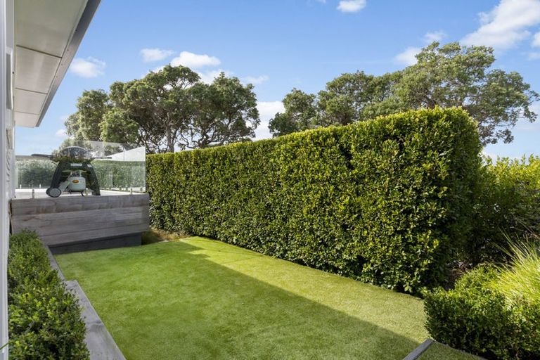 Photo of property in 21 Heath Avenue, Northcote, Auckland, 0627