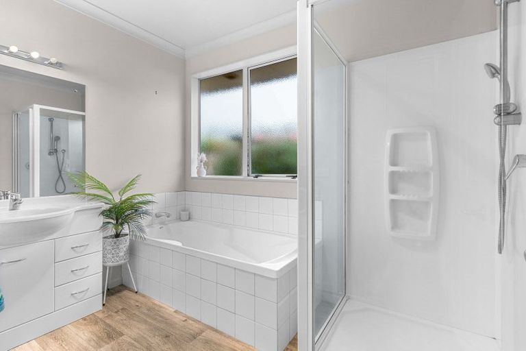 Photo of property in 11 Miami Place, One Tree Point, 0118