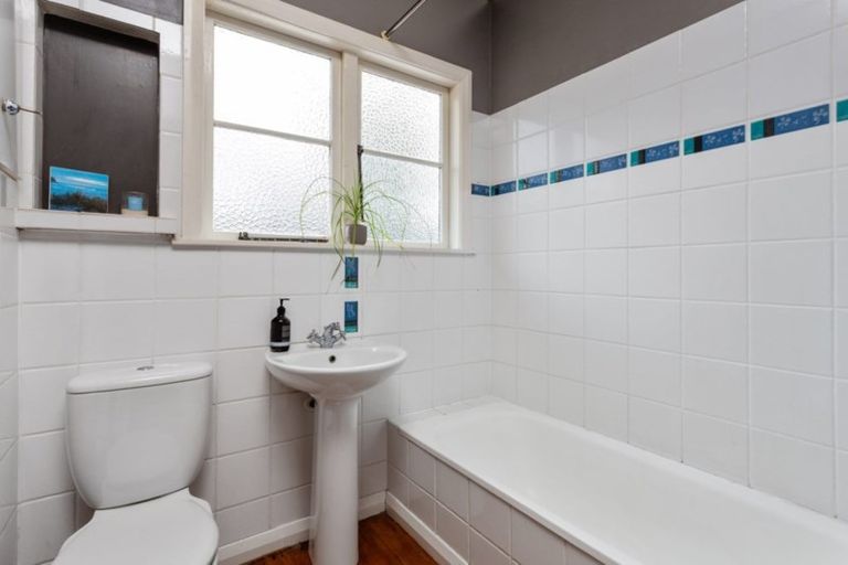 Photo of property in 32 Onewa Road, Northcote Point, Auckland, 0627