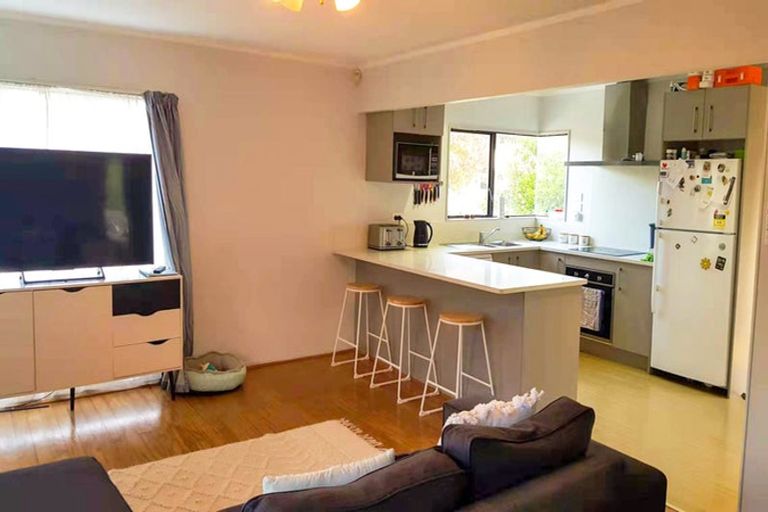 Photo of property in 33 Lagoon Way, West Harbour, Auckland, 0618