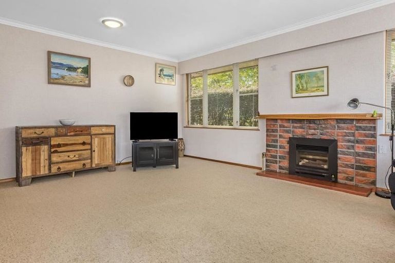 Photo of property in 11 Iti Grove, Waikanae, 5036