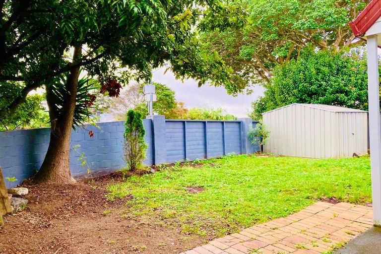 Photo of property in 2 Caspian Close, New Lynn, Auckland, 0600