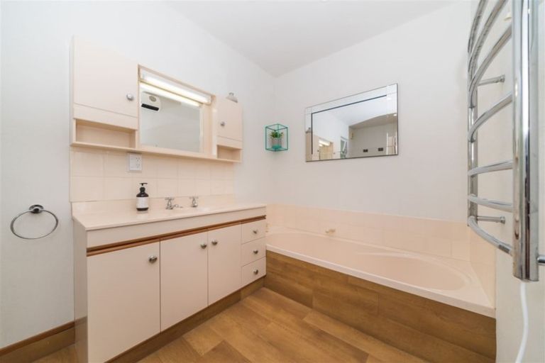 Photo of property in 14 Lincoln Terrace, Hokowhitu, Palmerston North, 4410