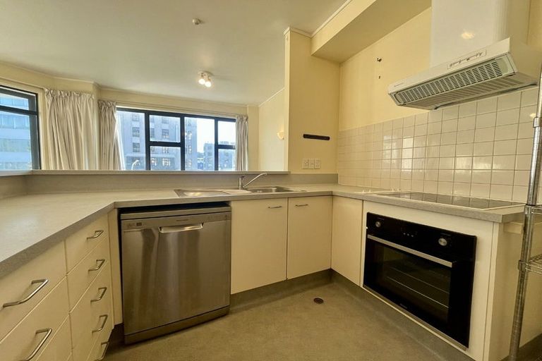 Photo of property in 17 Kent Terrace - Kent Apartments, 3e/16 Kent Terrace, Mount Victoria, Wellington, 6011