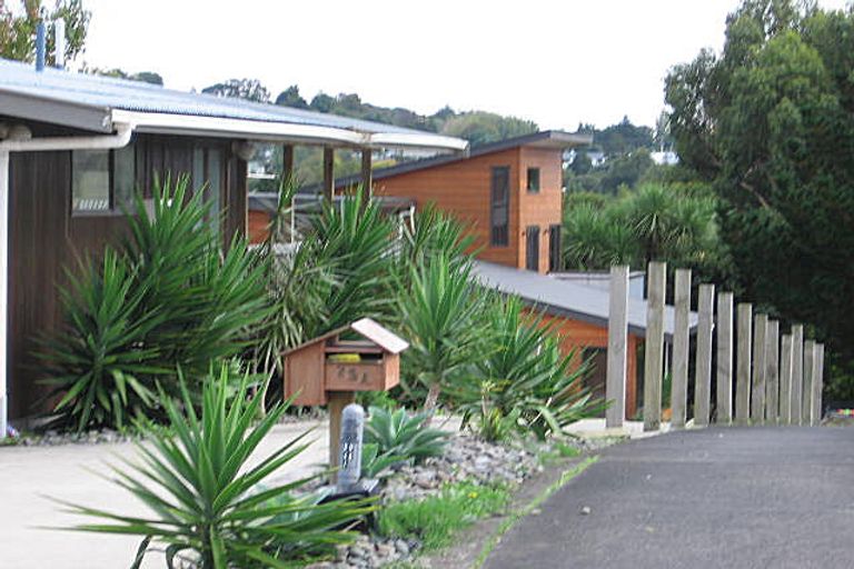 Photo of property in 25a Barron Drive, Green Bay, Auckland, 0604