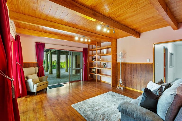 Photo of property in 847 West Coast Road, Oratia, Auckland, 0604