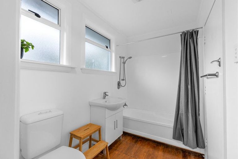 Photo of property in 12 Norwich Place, Awapuni, Palmerston North, 4412