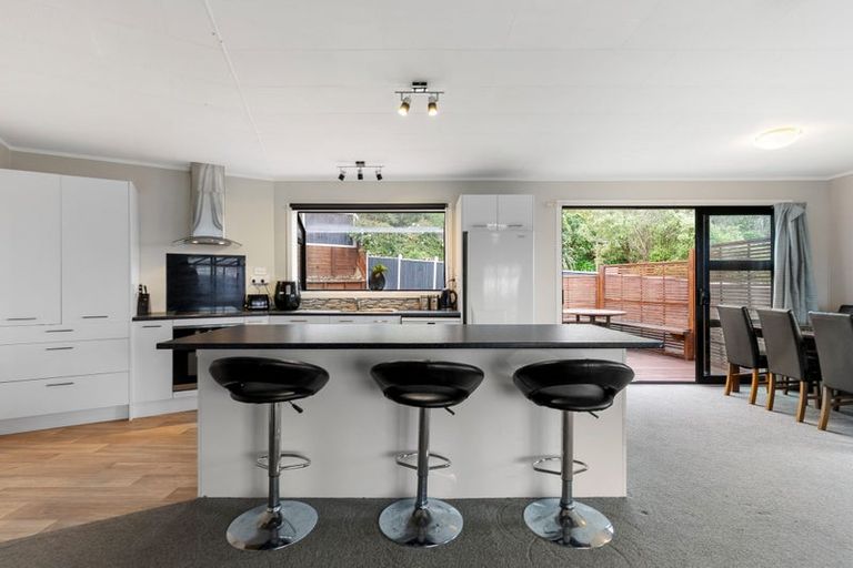 Photo of property in 11 Sunhaven Drive, Newlands, Wellington, 6037