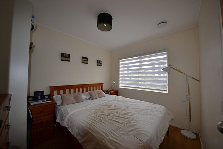 Photo of property in 10 Rook Place, Unsworth Heights, Auckland, 0632