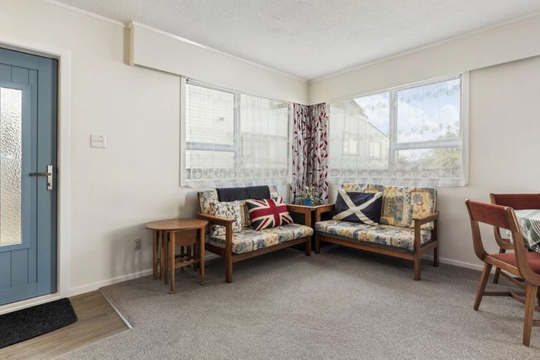 Photo of property in 2/115 Queens Drive, Lyall Bay, Wellington, 6022