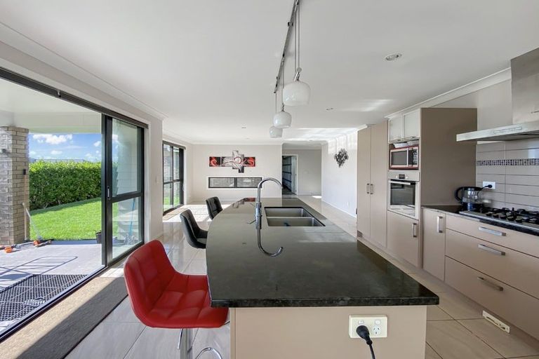 Photo of property in 89 Lake Panorama Drive, Henderson Valley, Auckland, 0612