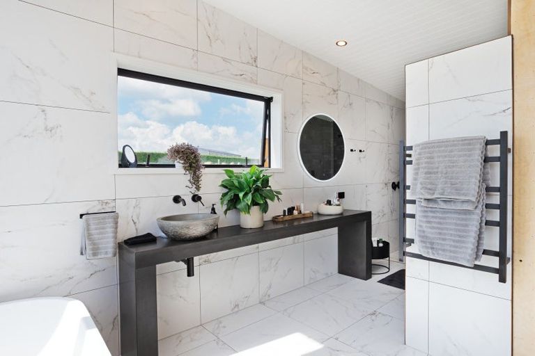 Photo of property in 68 Sunrise Drive, Seaward Bush, Invercargill, 9812