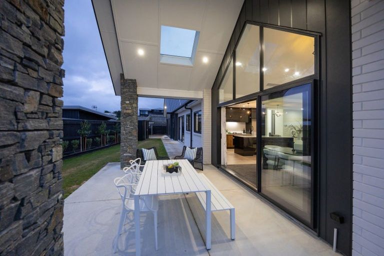 Photo of property in 44 Vaucluse Heights, Fitzherbert, Palmerston North, 4410