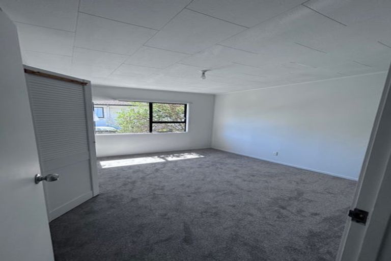 Photo of property in 121 Athena Drive, Totara Vale, Auckland, 0629