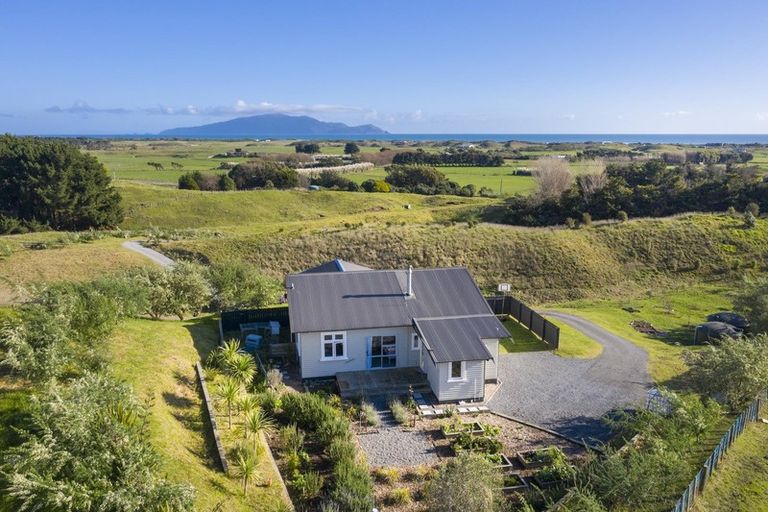 Photo of property in 93 Pukenamu Road, Te Horo, Otaki, 5581