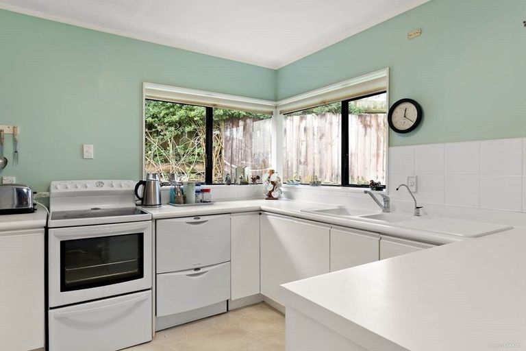 Photo of property in 2/2 Aorangi Place, Birkenhead, Auckland, 0626