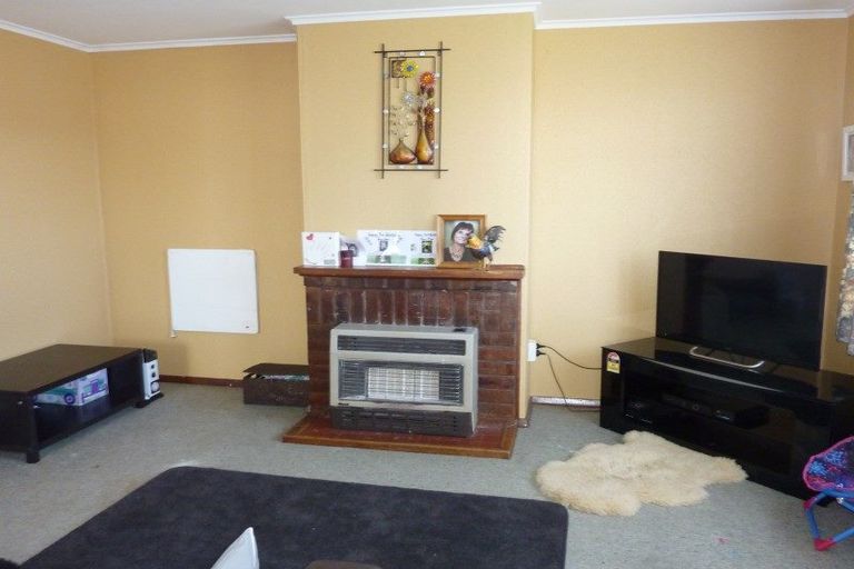 Photo of property in 1 Laurent Vc Street, Hawera, 4610