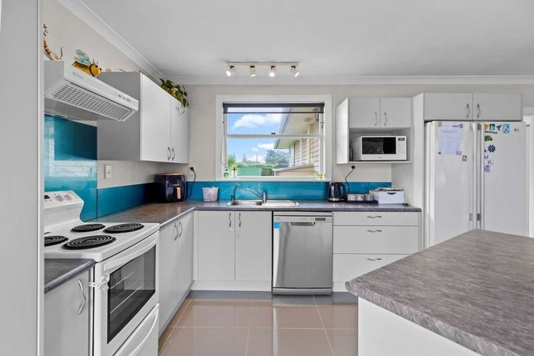 Photo of property in 28 Mazengarb Road, Paraparaumu Beach, Paraparaumu, 5032