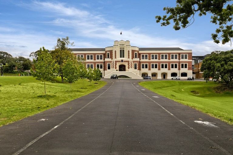 Photo of property in 1 Hanlon Crescent, Narrow Neck, Auckland, 0624