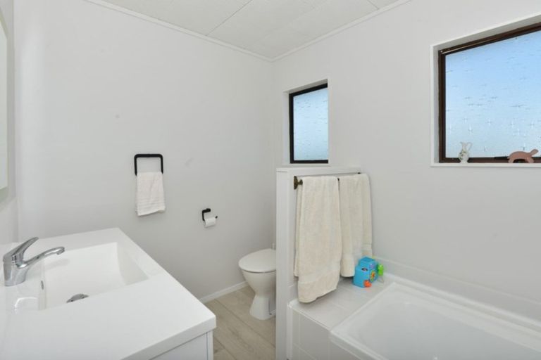 Photo of property in 28 Manaia View Road, One Tree Point, 0118