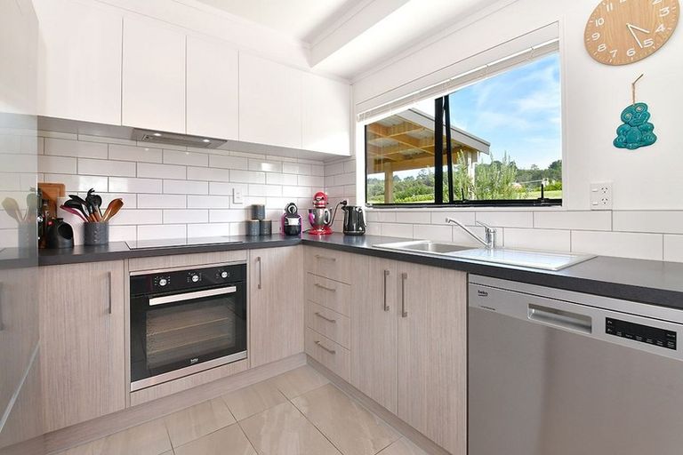 Photo of property in 16 Rauta Way, Helensville, 0800