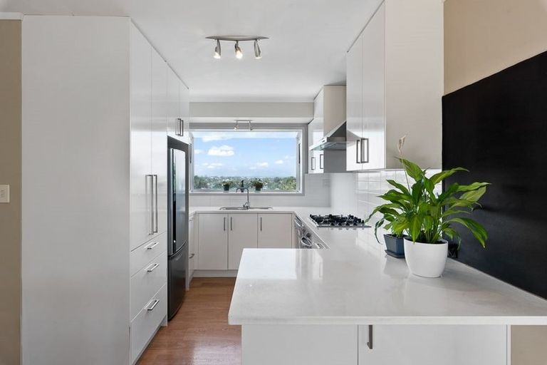 Photo of property in 1/76 Totaravale Drive, Totara Vale, Auckland, 0629