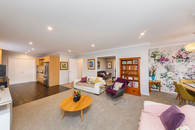 Photo of property in 124 Johnstone Drive, Fitzherbert, Palmerston North, 4410