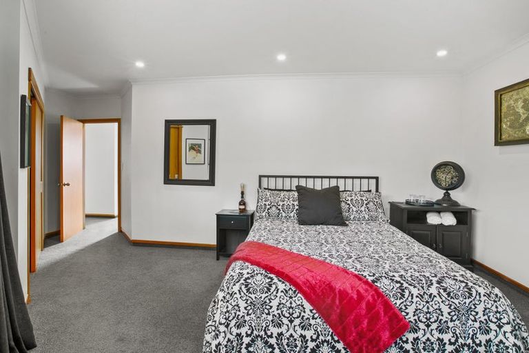 Photo of property in 8 Spencer Place, Merrilands, New Plymouth, 4312
