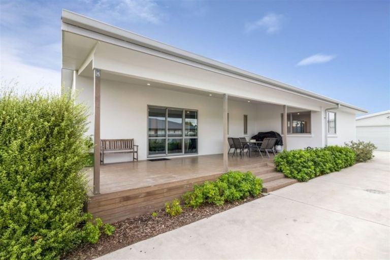 Photo of property in 17 Royal Park Drive, Parklands, Christchurch, 8083